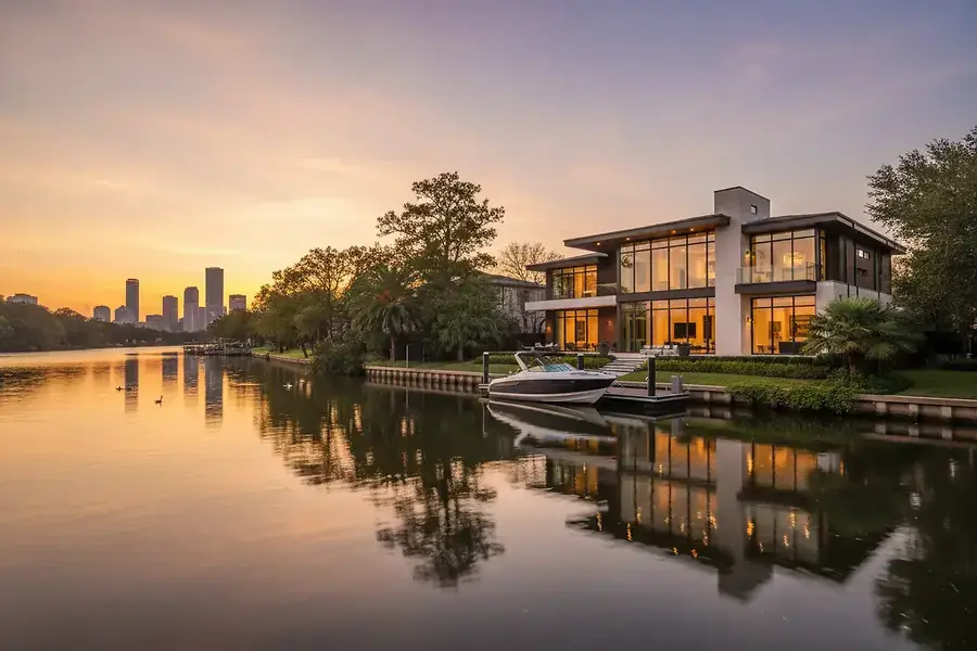 Houston's Waterfront Living: Lakeside Homes and Bayou Properties